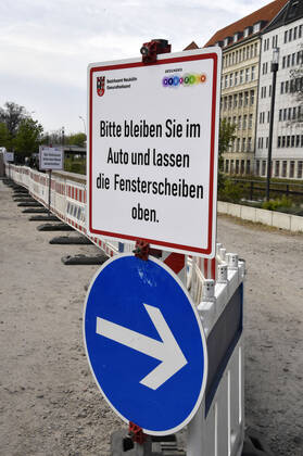 Eröffnung einer Drive-In Corona-Teststation auf dem Parkplatz vor dem Estrel-Hotel. Berlin, 24.04.2020