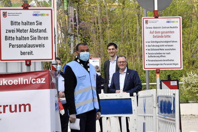 Martin Hikel und Falko Liecke bei der Eröffnung einer Drive-In Corona-Teststation auf dem Parkplatz vor dem Estrel-Hotel. Berlin, 24.04.2020