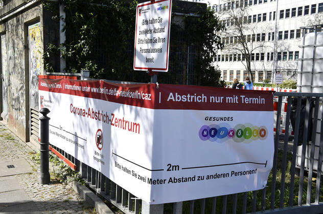 Eröffnung einer Drive-In Corona-Teststation auf dem Parkplatz vor dem Estrel-Hotel. Berlin, 24.04.2020