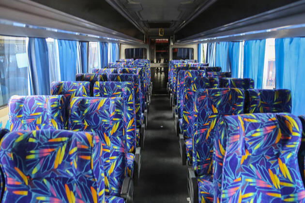 Coronavirus in Indonesien, Eindrücke aus Jakarta Travelers At A Bus Station as Indonesia Bans Annual Holiday Exodus to prevent the spread of coronavirus. A view of an empty bus passenger seat at a terminal in Jakarta, Indonesia on Tuesday, April 24, 2020. Indonesia banned an annual ritual of citizens traveling in large numbers to their hometowns and villages ahead of the Muslim festival of Eid al-Fitr to prevent the spread of coronavirus in the worlds largest Muslim-majority country. (Photo by Rifqi Riyanto INA Photo Agency imago images) 