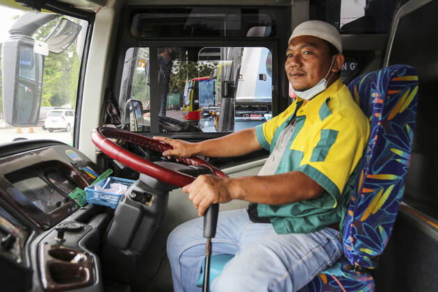 Coronavirus in Indonesien, Eindrücke aus Jakarta Travelers At A Bus Station as Indonesia Bans Annual Holiday Exodus to prevent the spread of coronavirus. A bus driver at a terminal in Jakarta, Indonesia on Tuesday, April 24, 2020. Indonesia banned an annual ritual of citizens traveling in large numbers to their hometowns and villages ahead of the Muslim festival of Eid al-Fitr to prevent the spread of coronavirus in the worlds largest Muslim-majority country. (Photo by Rifqi Riyanto INA Photo Agency imago images) 