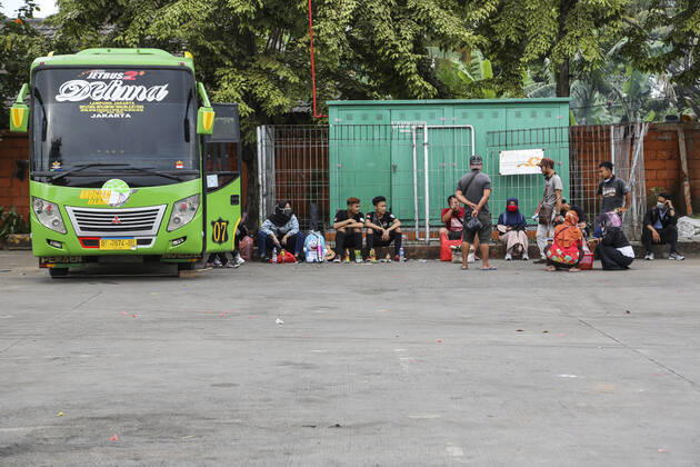 Coronavirus in Indonesien, Eindrücke aus Jakarta Travelers At A Bus Station as Indonesia Bans Annual Holiday Exodus to prevent the spread of coronavirus. Passenger sits in near of a bus parked at a station in Jakarta, Indonesia on Tuesday, April 24, 2020. Indonesia banned an annual ritual of citizens traveling in large numbers to their hometowns and villages ahead of the Muslim festival of Eid al-Fitr to prevent the spread of coronavirus in the worlds largest Muslim-majority country. (Photo by Rifqi Riyanto INA Photo Agency imago images) 