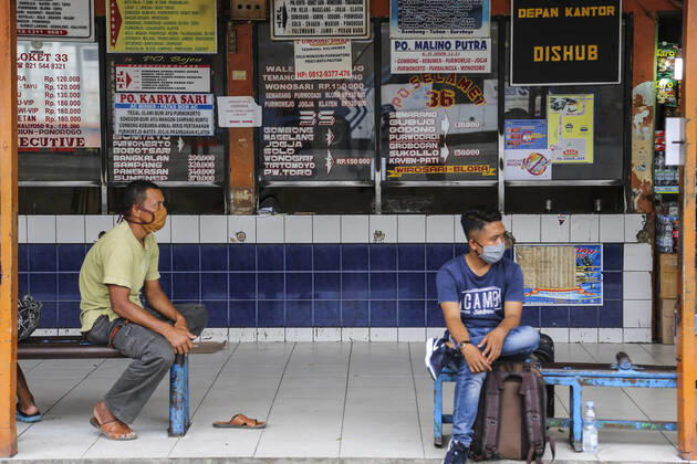 Coronavirus in Indonesien, Eindrücke aus Jakarta Travelers At A Bus Station as Indonesia Bans Annual Holiday Exodus to prevent the spread of coronavirus. Passengers sit waiting with their luggage in front of ticket counters in a bus station in Jakarta, Indonesia on Tuesday, April 24, 2020. Indonesia banned an annual ritual of citizens traveling in large numbers to their hometowns and villages ahead of the Muslim festival of Eid al-Fitr to prevent the spread of coronavirus in the worlds largest Muslim-majority country. (Photo by Rifqi Riyanto INA Photo Agency imago images) 