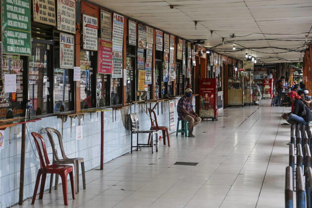 Coronavirus in Indonesien, Eindrücke aus Jakarta Travelers At A Bus Station as Indonesia Bans Annual Holiday Exodus to prevent the spread of coronavirus. Passengers sit waiting with their luggage in front of ticket counters in a bus station in Jakarta, Indonesia on Tuesday, April 24, 2020. Indonesia banned an annual ritual of citizens traveling in large numbers to their hometowns and villages ahead of the Muslim festival of Eid al-Fitr to prevent the spread of coronavirus in the worlds largest Muslim-majority country. (Photo by Rifqi Riyanto INA Photo Agency imago images) 
