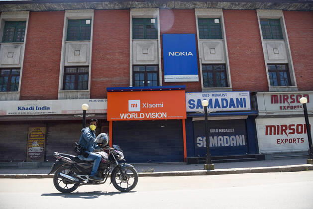 April 24, 2020, Srinagar, India: A motorcyclist rides a bike at an almost a deserted road while wearing face masks as a protective measure during the nationwide lockdown..India s Health Ministry has so far recorded a total 23,452 infections, death 272 and recovered 4,814 cases since the beginning of the corona virus outbreak. Srinagar India - ZUMAs197 20200424_zaa_s197_017 Copyright: xIdreesxAbbasx