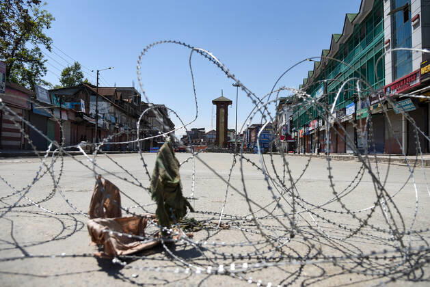 April 24, 2020, Srinagar, India: A market almost deserted during the nationwide lockdown..India s Health Ministry has so far recorded a total 23,452 infections, death 272 and recovered 4,814 cases since the beginning of the corona virus outbreak. Srinagar India - ZUMAs197 20200424_zaa_s197_034 Copyright: xIdreesxAbbasx
