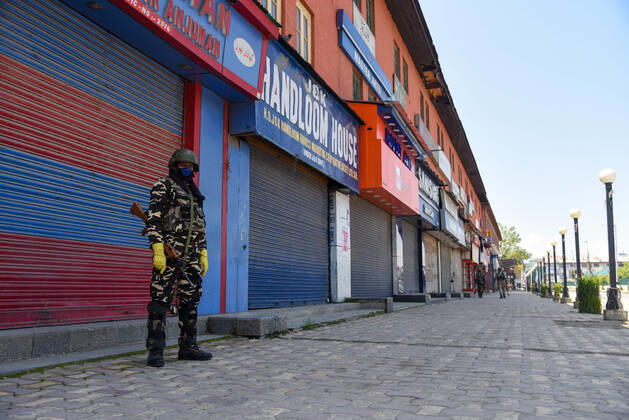 April 24, 2020, Srinagar, India: A paramilitary trooper stands alert on the streets while wearing a face mask as a protective measure during the nationwide lockdown..India s Health Ministry has so far recorded a total 23,452 infections, death 272 and recovered 4,814 cases since the beginning of the corona virus outbreak. Srinagar India - ZUMAs197 20200424_zaa_s197_035 Copyright: xIdreesxAbbasx