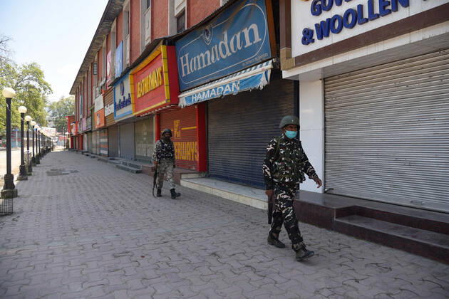 April 24, 2020, Srinagar, India: Paramilitary troopers patrol along the streets while wearing face masks as a protective measure during the nationwide lockdown..India s Health Ministry has so far recorded a total 23,452 infections, death 272 and recovered 4,814 cases since the beginning of the corona virus outbreak. Srinagar India - ZUMAs197 20200424_zaa_s197_038 Copyright: xIdreesxAbbasx