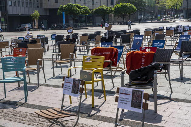 Aktion 1.000 leere Stühle, mit der Gastronomen, Bundesweit, auf die Probleme der Gastronomie in der Corona Zeit, aufmerksam machen wollen, Kennedyplatz, Auswirkungen der Coronakrise in Essen, Deutschland,