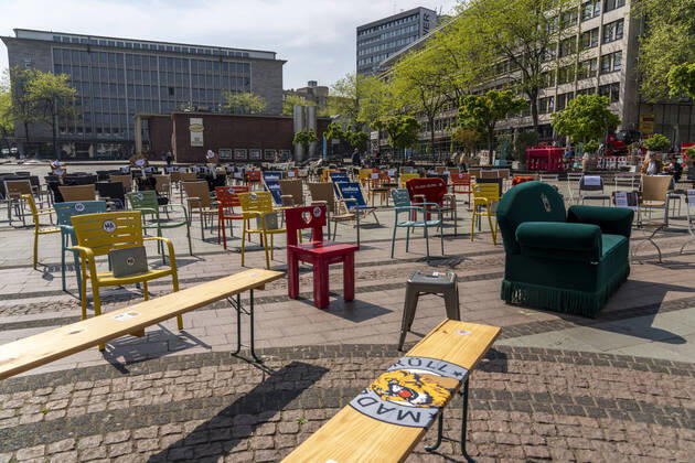 Aktion 1.000 leere Stühle, mit der Gastronomen, Bundesweit, auf die Probleme der Gastronomie in der Corona Zeit, aufmerksam machen wollen, Kennedyplatz, Auswirkungen der Coronakrise in Essen, Deutschland,