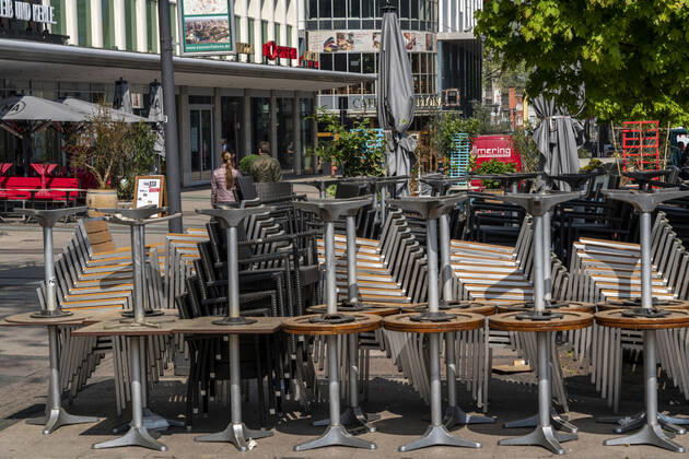 Gestapelte Stühle und Tische von diverses Gastronomie Betrieben, auf dem Kennedyplatz, geschlossene Cafes, Kneipen, Restaurants, Auswirkungen der Coronakrise in Essen, Deutschland,