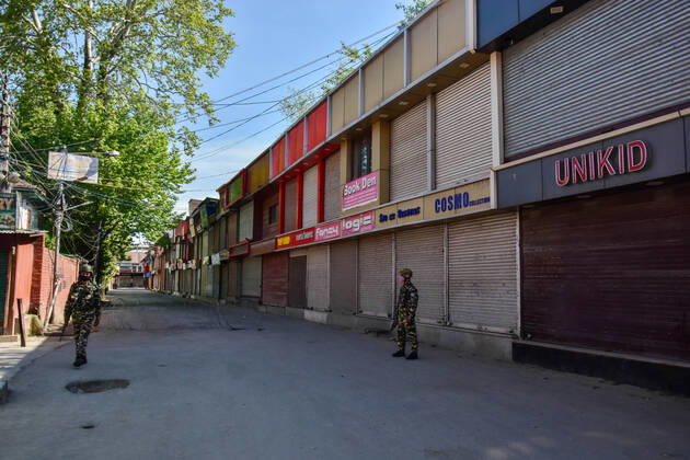 April 24, 2020, Srinagar, Jammu & Kashmir, India: Paramilitary troopers stand on guard at a closed market during the Coronavirus (COVID-19) lockdown Crisis..Curfew like restrictions continued on movement of people to curb the spread of coronavirus in Kashmir valley. 20 new coronavirus cases were reported as on Apr 24, according to officials. This brings the total reported cases of coronavirus in Jammu and Kashmir to 454. Srinagar India - ZUMAs197 20200424_zaa_s197_039 Copyright: xSaqibxMajeedx