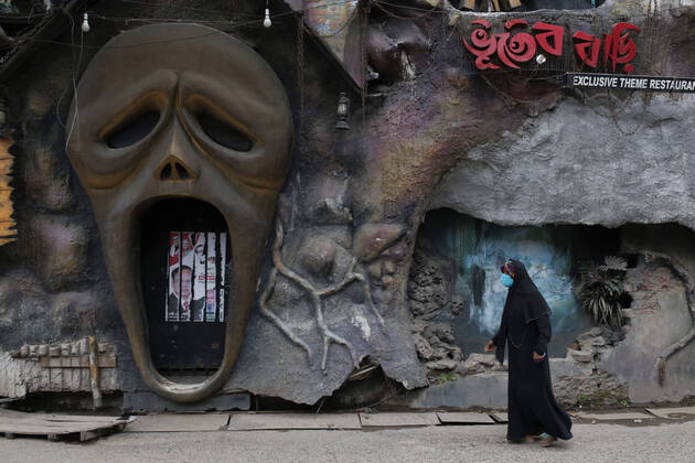 Coronavirus, Eindrücke aus Bangladesch April 24, 2020, Dhaka, Bangladesh: A woman wearing a mask as she passes a restaurant wall mural at a street during a nationwide lockdown to slow the spreading of the coronavirus disease (COVID- 19) in Dhaka. Dhaka Bangladesh - ZUMAh143 20200424_zap_h143_007 Copyright: xMDxMehedixHasanx