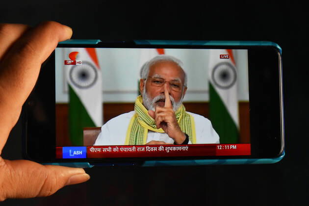 News Bilder des Tages India: Narendra Modi on Panchayat Divas On a National Panchayat Day in India, Prime Minister Narendra Modi will interact with gram Panchayats of the whole country through video conference. It has been told by the central government that gram Panchayats have played an important role in prevention of infection of Covid-19, in which the supply of food grains to the poor and migrant laborers has played an important role. Today, on this occasion, PM, Modi will also launch the integrated e-Gram Swaraj portal through which the Gram Panchayats will be able to formulate development plans. Kolkata West Bengal India Copyright: SudiptaxDas