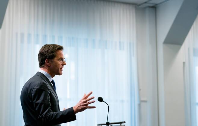 2020-04-24 17:28:32 DEN HAAG - Minister-president Mark Rutte staat de pers te woord na afloop van de wekelijkse ministerraad. ANP BART MAAT  Copyright: xx x409809880x
