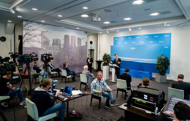 2020-04-24 17:36:24 DEN HAAG - Minister-president Mark Rutte staat de pers te woord na afloop van de wekelijkse ministerraad. ANP BART MAAT  Copyright: xx x409810271x
