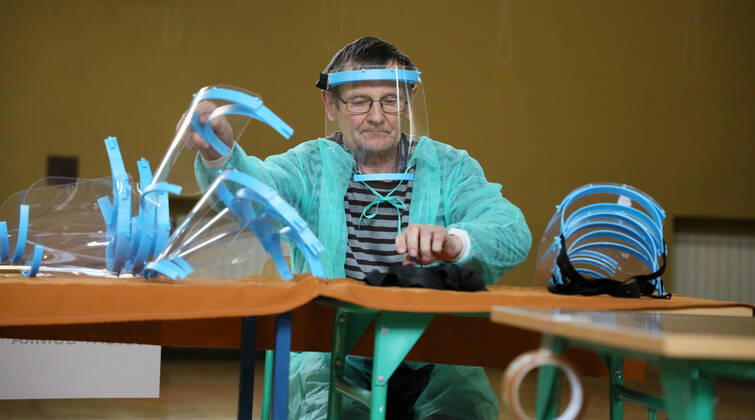 Members of the City Hall and volunteers produce face shields in one of the primary schools durng the coronavirus outbreak Members of the City Hall and volunteers produce face shields in one of the primary schools durng the coronavirus outbreak on April 24, 2020 in Otwock near Warsaw, Poland. EN_01426132_0005 