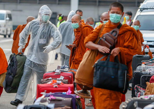 April 24, 2020, Bangkok, Thailand: A soldier wearing a protective suit helps a Buddhist monk to carry his luggage bag at Don Mueang International Airport in Bangkok..Thailand has so far reported 2,854 cases of COVID-19 coronavirus with most of the cases reported in the Capital city of Bangkok. Bangkok Thailand - ZUMAs197 20200424_zaa_s197_068 Copyright: xChaiwatxSubprasomx