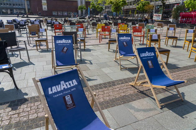 Aktion 1.000 leere Stühle, mit der Gastronomen, Bundesweit, auf die Probleme der Gastronomie in der Corona Zeit, aufmerksam machen wollen, Kennedyplatz, Auswirkungen der Coronakrise in Essen, Deutschland,
