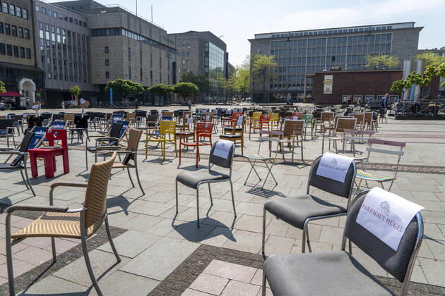 Aktion 1.000 leere Stühle, mit der Gastronomen, Bundesweit, auf die Probleme der Gastronomie in der Corona Zeit, aufmerksam machen wollen, Kennedyplatz, Auswirkungen der Coronakrise in Essen, Deutschland,