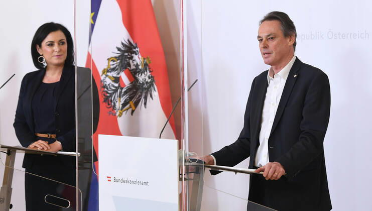 Wien 22.04.2020, Bundeskanzleramt, Wien, AUT, Akutelle Entwicklungen zur Coronaerkrankung in Oesterreich, Pressekonferenz zum Thema Ausserordentlicher Zivildienst, im Bild Zivildienstministerin Elisabeth Koestinger (OeVP) und der Generalsekretaer des Roten Kreuzes - Michael Opriesnig Zivildienstministerin Elisabeth Koestinger (OeVP) und der Generalsekretaer des Roten Kreuzes - Michael Opriesnig during a press conference on the subject Extraordinary community service of Austrian Goverment about the Coronavirus Pandemie at the Bundeskanzleramt in Wien, Austria on 2020 04 22.