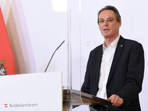 Wien 22.04.2020, Bundeskanzleramt, Wien, AUT, Akutelle Entwicklungen zur Coronaerkrankung in Oesterreich, Pressekonferenz zum Thema Ausserordentlicher Zivildienst, im Bild Der Generalsekretaer des Roten Kreuzes - Michael Opriesnig Der Generalsekretaer des Roten Kreuzes - Michael Opriesnig during a press conference on the subject Extraordinary community service of Austrian Goverment about the Coronavirus Pandemie at the Bundeskanzleramt in Wien, Austria on 2020 04 22.