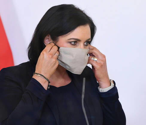Wien 22.04.2020, Bundeskanzleramt, Wien, AUT, Akutelle Entwicklungen zur Coronaerkrankung in Oesterreich, Pressekonferenz zum Thema Ausserordentlicher Zivildienst, im Bild Zivildienstministerin Elisabeth Koestinger Zivildienstministerin Elisabeth Koestinger during a press conference on the subject Extraordinary community service of Austrian Goverment about the Coronavirus Pandemie at the Bundeskanzleramt in Wien, Austria on 2020 04 22.
