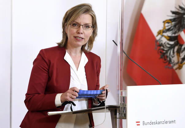 Wien 22.04.2020, Bundeskanzleramt, Wien, AUT, Akutelle Entwicklungen zur Coronaerkrankung in Oesterreich, Pressekonferenz zum Thema Oeffentlicher Verkehr und Fahrgastcharta zur Coronakrise, im Bild Verkehrsministerin Leonore Gewessler (Gruene) Verkehrsministerin Leonore Gewessler (Gruene) during a press conference on the subject Public transport and passenger charter on the Corona crisis of Austrian Goverment about the Coronavirus Pandemie at the Bundeskanzleramt in Wien, Austria on 2020 04 22.