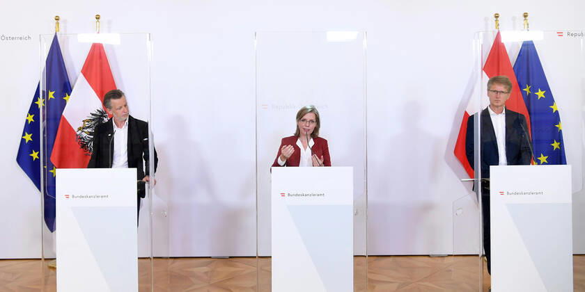 Wien 22.04.2020, Bundeskanzleramt, Wien, AUT, Akutelle Entwicklungen zur Coronaerkrankung in Oesterreich, Pressekonferenz zum Thema Oeffentlicher Verkehr und Fahrgastcharta zur Coronakrise, im Bild (v.l.n.r.) Vida-Vorsitzender Roman Hebenstreit, Verkehrsministerin Leonore Gewessler (Gruene) und Thomas Scheiber, Obmann des WKOe-Fachverbandes Schienenbahnen (v.l.n.r.) Vida-Vorsitzender Roman Hebenstreit, Verkehrsministerin Leonore Gewessler (Gruene) und Thomas Scheiber, Obmann des WKOe-Fachverbandes Schienenbahnen during a press conference on the subject Public transport and passenger charter on the Corona crisis of Austrian Goverment about the Coronavirus Pandemie at the Bundeskanzleramt in Wien, Austria on 2020 04 22.
