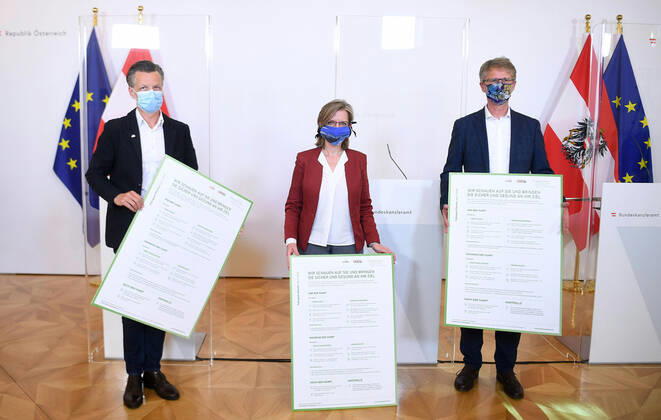 Wien 22.04.2020, Bundeskanzleramt, Wien, AUT, Akutelle Entwicklungen zur Coronaerkrankung in Oesterreich, Pressekonferenz zum Thema Oeffentlicher Verkehr und Fahrgastcharta zur Coronakrise, im Bild (v.l.n.r.) Vida-Vorsitzender Roman Hebenstreit, Verkehrsministerin Leonore Gewessler (Gruene) und Thomas Scheiber, Obmann des WKOe-Fachverbandes Schienenbahnen (v.l.n.r.) Vida-Vorsitzender Roman Hebenstreit, Verkehrsministerin Leonore Gewessler (Gruene) und Thomas Scheiber, Obmann des WKOe-Fachverbandes Schienenbahnen during a press conference on the subject Public transport and passenger charter on the Corona crisis of Austrian Goverment about the Coronavirus Pandemie at the Bundeskanzleramt in Wien, Austria on 2020 04 22.
