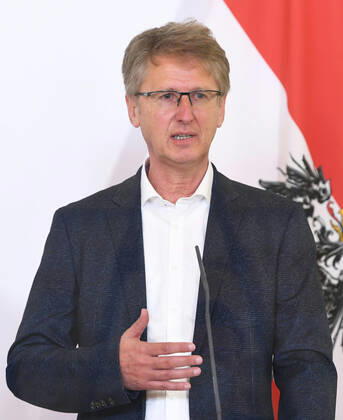 Wien 22.04.2020, Bundeskanzleramt, Wien, AUT, Akutelle Entwicklungen zur Coronaerkrankung in Oesterreich, Pressekonferenz zum Thema Oeffentlicher Verkehr und Fahrgastcharta zur Coronakrise, im Bild Thomas Scheiber, Obmann des WKOe-Fachverbandes Schienenbahnen Thomas Scheiber, Obmann des WKOe-Fachverbandes Schienenbahnen during a press conference on the subject Public transport and passenger charter on the Corona crisis of Austrian Goverment about the Coronavirus Pandemie at the Bundeskanzleramt in Wien, Austria on 2020 04 22.