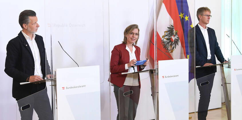 Wien 22.04.2020, Bundeskanzleramt, Wien, AUT, Akutelle Entwicklungen zur Coronaerkrankung in Oesterreich, Pressekonferenz zum Thema Oeffentlicher Verkehr und Fahrgastcharta zur Coronakrise, im Bild (v.l.n.r.) Vida-Vorsitzender Roman Hebenstreit, Verkehrsministerin Leonore Gewessler (Gruene) und Thomas Scheiber, Obmann des WKOe-Fachverbandes Schienenbahnen (v.l.n.r.) Vida-Vorsitzender Roman Hebenstreit, Verkehrsministerin Leonore Gewessler (Gruene) und Thomas Scheiber, Obmann des WKOe-Fachverbandes Schienenbahnen during a press conference on the subject Public transport and passenger charter on the Corona crisis of Austrian Goverment about the Coronavirus Pandemie at the Bundeskanzleramt in Wien, Austria on 2020 04 22.
