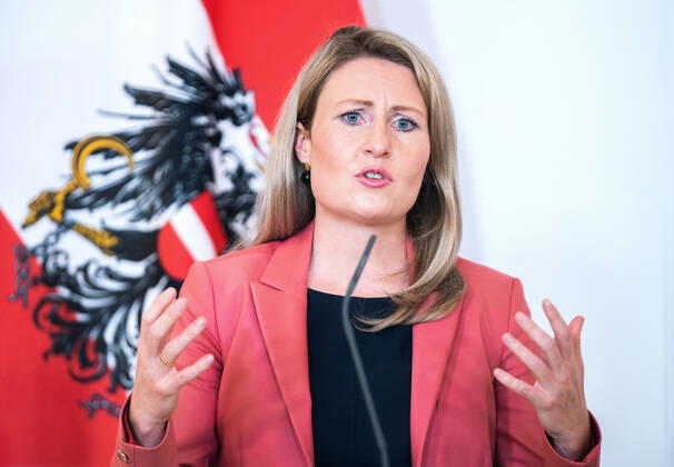 Wien 23.04.2020, Bundeskanzleramt, Wien, AUT, Akutelle Entwicklungen zur Coronaerkrankung in Oesterreich, Pressekonferenz zum Thema Wiederaufnahme von oeffentlichen Gottesdiensten, im Bild Kultusministerin Susanne Raab (OeVP) Kultusministerin Susanne Raab (OeVP) during a press conference on the subject Resumption of public services of Austrian Goverment about the Coronavirus Pandemie at the Bundeskanzleramt in Wien, Austria on 2020 04 23.