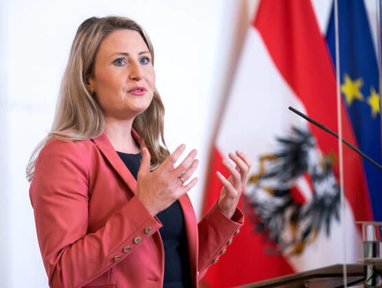Wien 23.04.2020, Bundeskanzleramt, Wien, AUT, Akutelle Entwicklungen zur Coronaerkrankung in Oesterreich, Pressekonferenz zum Thema Wiederaufnahme von oeffentlichen Gottesdiensten, im Bild Kultusministerin Susanne Raab (OeVP) Kultusministerin Susanne Raab (OeVP) during a press conference on the subject Resumption of public services of Austrian Goverment about the Coronavirus Pandemie at the Bundeskanzleramt in Wien, Austria on 2020 04 23.