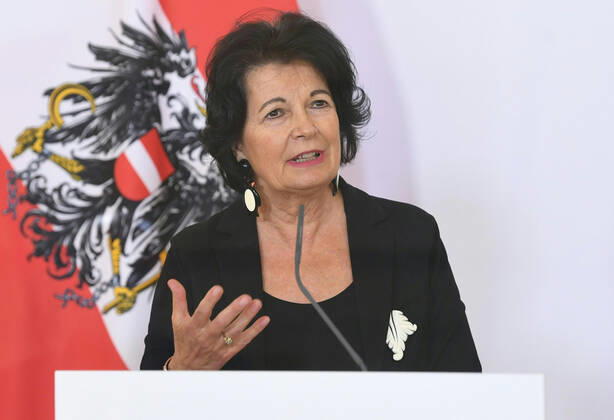 Wien 24.04.2020, Bundeskanzleramt, Wien, AUT, Akutelle Entwicklungen zur Coronaerkrankung in Oesterreich, Pressekonferenz zum Thema Etappenplan fuer die Schuloeffnung, im Bild Bildungspsychologin Christiane Spiel (Uni Wien) Bildungspsychologin Christiane Spiel (Uni Wien) during a press conference on the subject Stage plan for the opening of the school of Austrian Goverment about the Coronavirus Pandemie at the Bundeskanzleramt in Wien, Austria on 2020 04 24.
