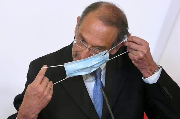 Wien 24.04.2020, Bundeskanzleramt, Wien, AUT, Akutelle Entwicklungen zur Coronaerkrankung in Oesterreich, Pressekonferenz zum Thema Etappenplan fuer die Schuloeffnung, im Bild Bildungsminister Heinz Fassmann (OeVP) Bildungsminister Heinz Fassmann (OeVP) during a press conference on the subject Stage plan for the opening of the school of Austrian Goverment about the Coronavirus Pandemie at the Bundeskanzleramt in Wien, Austria on 2020 04 24.