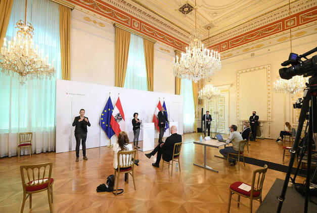 Wien 24.04.2020, Bundeskanzleramt, Wien, AUT, Akutelle Entwicklungen zur Coronaerkrankung in Oesterreich, Pressekonferenz zum Thema Etappenplan fuer die Schuloeffnung, im Bild (v.l.) Bildungspsychologin Christiane Spiel (Uni Wien) und Bildungsminister Heinz Fassmann (OeVP) (v.l.) Bildungspsychologin Christiane Spiel (Uni Wien) und Bildungsminister Heinz Fassmann (OeVP) during a press conference on the subject Stage plan for the opening of the school of Austrian Goverment about the Coronavirus Pandemie at the Bundeskanzleramt in Wien, Austria on 2020 04 24.