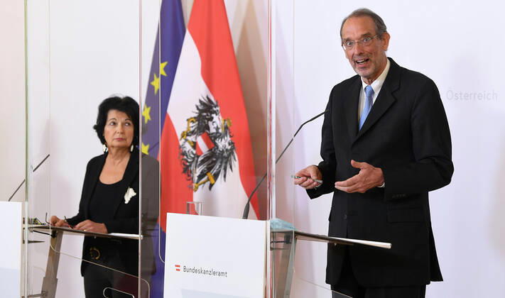 Wien 24.04.2020, Bundeskanzleramt, Wien, AUT, Akutelle Entwicklungen zur Coronaerkrankung in Oesterreich, Pressekonferenz zum Thema Etappenplan fuer die Schuloeffnung, im Bild (v.l.) Bildungspsychologin Christiane Spiel (Uni Wien) und Bildungsminister Heinz Fassmann (OeVP) (v.l.) Bildungspsychologin Christiane Spiel (Uni Wien) und Bildungsminister Heinz Fassmann (OeVP) during a press conference on the subject Stage plan for the opening of the school of Austrian Goverment about the Coronavirus Pandemie at the Bundeskanzleramt in Wien, Austria on 2020 04 24.