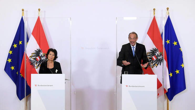 Wien 24.04.2020, Bundeskanzleramt, Wien, AUT, Akutelle Entwicklungen zur Coronaerkrankung in Oesterreich, Pressekonferenz zum Thema Etappenplan fuer die Schuloeffnung, im Bild (v.l.) Bildungspsychologin Christiane Spiel (Uni Wien) und Bildungsminister Heinz Fassmann (OeVP) (v.l.) Bildungspsychologin Christiane Spiel (Uni Wien) und Bildungsminister Heinz Fassmann (OeVP) during a press conference on the subject Stage plan for the opening of the school of Austrian Goverment about the Coronavirus Pandemie at the Bundeskanzleramt in Wien, Austria on 2020 04 24.