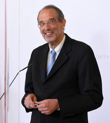 Wien 24.04.2020, Bundeskanzleramt, Wien, AUT, Akutelle Entwicklungen zur Coronaerkrankung in Oesterreich, Pressekonferenz zum Thema Etappenplan fuer die Schuloeffnung, im Bild Bildungsminister Heinz Fassmann (OeVP) Bildungsminister Heinz Fassmann (OeVP) during a press conference on the subject Stage plan for the opening of the school of Austrian Goverment about the Coronavirus Pandemie at the Bundeskanzleramt in Wien, Austria on 2020 04 24.