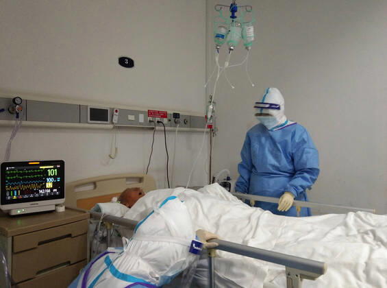 (200424) -- WUHAN, April 24, 2020 -- A medical worker takes care of a COVID-19 patient whose nucleic acid test result has turned negative in a ward at the east campus of the Renmin Hospital of Wuhan University in Wuhan, central China s Hubei Province, April 24, 2020. The number of COVID-19 patients in serious condition in Wuhan, the central China city once hardest hit by the epidemic, has dropped to zero, a health official said Friday. (Photo by Xinhua) CHINA-HUBEI-WUHAN-SEVERE COVID-19 CASES-ZERO (CN) GongxBo 