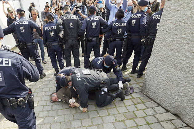 - Wien 24.04.2020 - Coronavirus Krise - Heute am Nachmittag gab es am Platz vor der Albertina in der Wiener innenstadt eine mehrfach angesagte und wieder abgesagte und dann verbotene Demonstration gegen die von der Regierung beschlossenen Massnahmen im Rahmen der Coronavirus Pandemie. Einige Hundert Menschen kamen zusammen bis die Polizei eingeschritten ist um die restlichen Demonstranten die sich laut Polizei nicht an die Abstandregelung hielten erkennungsdienstlich zu behandeln. Dabei kam es auch zu Handgreiflichkeiten, Festnahmen sowie zu einem Rettungseinsatz. PHOTO: Diesen Mann hat die Polizei niedergerungen und festgenommen. Während der Festnahme schrie er immer wieder dass er herzkrank sei. Der Mann wurde dann etwas später von der herbeigerufenen Rettung behandelt und abtransportiert. Vienna, Austria - Coronavirus Crisis - T 