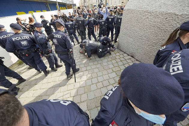 - Wien 24.04.2020 - Coronavirus Krise - Heute am Nachmittag gab es am Platz vor der Albertina in der Wiener innenstadt eine mehrfach angesagte und wieder abgesagte und dann verbotene Demonstration gegen die von der Regierung beschlossenen Massnahmen im Rahmen der Coronavirus Pandemie. Einige Hundert Menschen kamen zusammen bis die Polizei eingeschritten ist um die restlichen Demonstranten die sich laut Polizei nicht an die Abstandregelung hielten erkennungsdienstlich zu behandeln. Dabei kam es auch zu Handgreiflichkeiten, Festnahmen sowie zu einem Rettungseinsatz. PHOTO: Diesen Mann hat die Polizei niedergerungen und festgenommen. Während der Festnahme schrie er immer wieder dass er herzkrank sei. Der Mann wurde dann etwas später von der herbeigerufenen Rettung behandelt und abtransportiert. Vienna, Austria - Coronavirus Crisis - T 