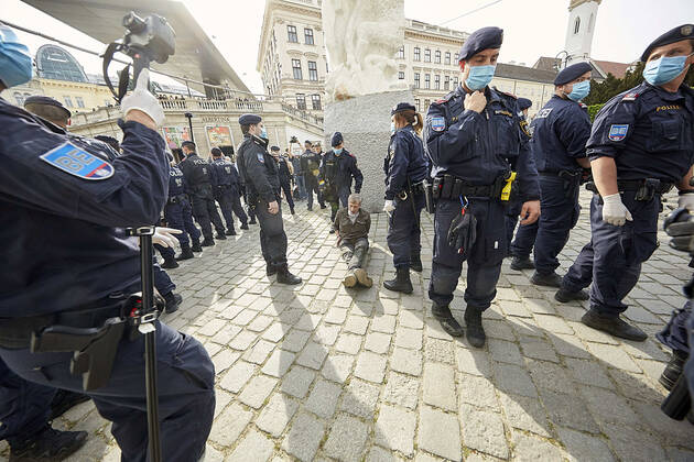 - Wien 24.04.2020 - Coronavirus Krise - Heute am Nachmittag gab es am Platz vor der Albertina in der Wiener innenstadt eine mehrfach angesagte und wieder abgesagte und dann verbotene Demonstration gegen die von der Regierung beschlossenen Massnahmen im Rahmen der Coronavirus Pandemie. Einige Hundert Menschen kamen zusammen bis die Polizei eingeschritten ist um die restlichen Demonstranten die sich laut Polizei nicht an die Abstandregelung hielten erkennungsdienstlich zu behandeln. Dabei kam es auch zu Handgreiflichkeiten, Festnahmen sowie zu einem Rettungseinsatz. PHOTO: Diesen Mann hat die Polizei niedergerungen und festgenommen. Während der Festnahme schrie er immer wieder dass er herzkrank sei. Der Mann wurde dann etwas später von der herbeigerufenen Rettung behandelt und abtransportiert. Vienna, Austria - Coronavirus Crisis - T 