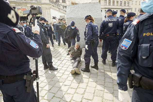 News Themen der Woche KW17 News Bilder des Tages - Wien 24.04.2020 - Coronavirus Krise - Heute am Nachmittag gab es am Platz vor der Albertina in der Wiener innenstadt eine mehrfach angesagte und wieder abgesagte und dann verbotene Demonstration gegen die von der Regierung beschlossenen Massnahmen im Rahmen der Coronavirus Pandemie. Einige Hundert Menschen kamen zusammen bis die Polizei eingeschritten ist um die restlichen Demonstranten die sich laut Polizei nicht an die Abstandregelung hielten erkennungsdienstlich zu behandeln. Dabei kam es auch zu Handgreiflichkeiten, Festnahmen sowie zu einem Rettungseinsatz. PHOTO: Diesen Mann hat die Polizei niedergerungen und festgenommen. Während der Festnahme schrie er immer wieder dass er herzkrank sei. Der Mann wurde dann etwas später von der herbeigerufenen Rettung behandelt und abtransportiert. Vienna, Austria - Coronavirus Crisis - T 
