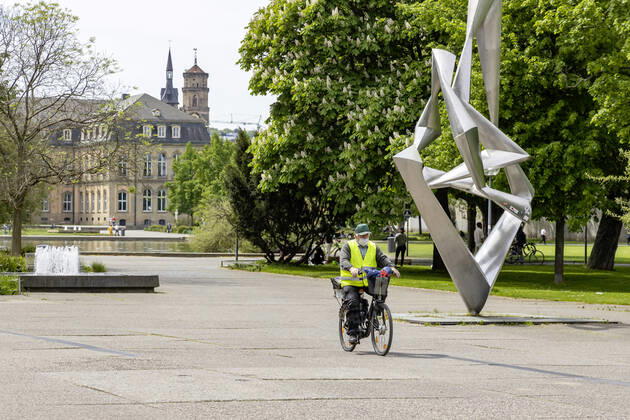 DEU, Deutschland, Baden-Württemberg, Stuttgart, 24.04.2020: Auswirkungen der Corona-Krise: Langsam fahrt das Leben in der Landeshauptstadt Stuttgart wieder hoch. Seit viele Geschäfte wieder geöffnet sind, werden die Straßen wieder voller.