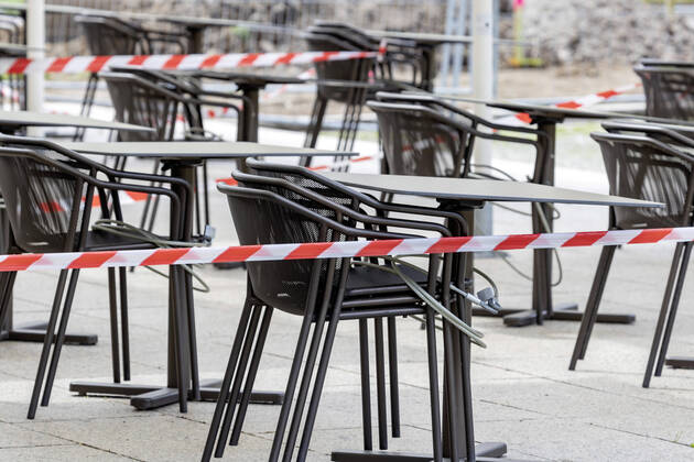 DEU, Deutschland, Baden-Württemberg, Stuttgart, 24.04.2020: Auswirkungen der Corona-Krise: geschlossenes Terrassencafe.