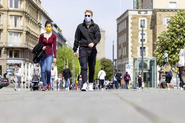 DEU, Deutschland, Baden-Württemberg, Stuttgart, 24.04.2020: Auswirkungen der Corona-Krise: Langsam fahrt das Leben in der Landeshauptstadt Stuttgart wieder hoch. Seit viele Geschäfte wieder geöffnet sind, werden die Straßen wieder voller.