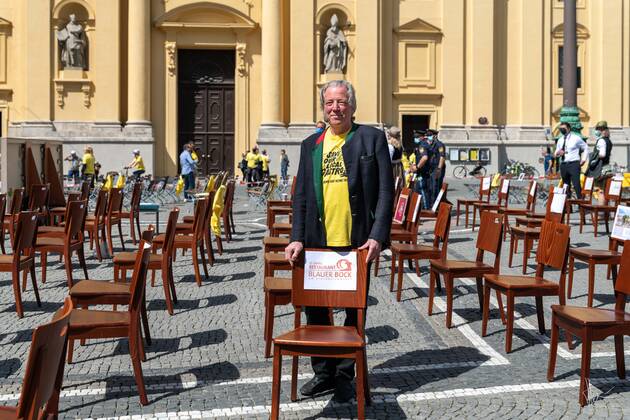 April 24, 2020, Munich: Munich 24. April 2020 An employee of the renowned restaurant Blauer Bock at a rally to support the gastronomy. The catering trade is particularly hard hit by the restrictions on going out and the ban on contact. Munich - ZUMAv143 20200424_znp_v143_004 Copyright: xThomasxVonierx