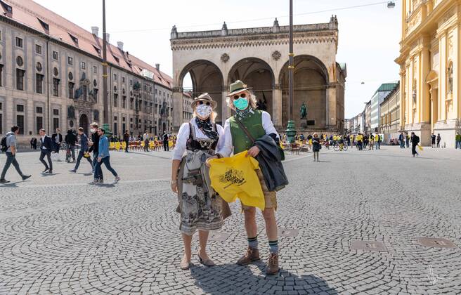 April 24, 2020, Munich: Munich, Odeonsplatz 24. April 2020 Two restaurateurs from Munich demonstrate for the support of the catering industry. They are wearing Bavarian traditional costume and face masks. In the background is the Feldhernhalle Munich - ZUMAv143 20200424_znp_v143_006 Copyright: xThomasxVonierx